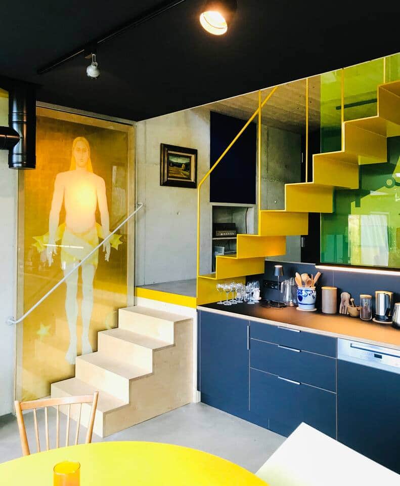 Essbereich und Küchenzeile. Historisches Bild aus der Kirche der Schlossmühle. Treppe ins Wohnzimmer und Obergeschoss.