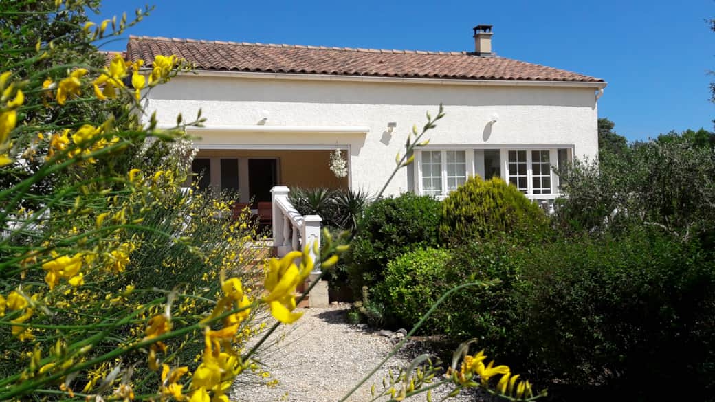 Einladender Eingang der 5-Sterne-Villa La Cèzenole.