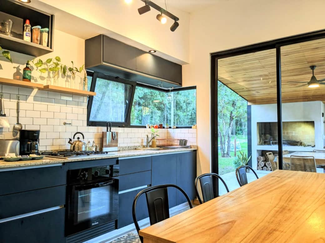 Comedor, cocina completa, vista al patio, ventilador de techo, casa de fin de semana Campo Timbó
