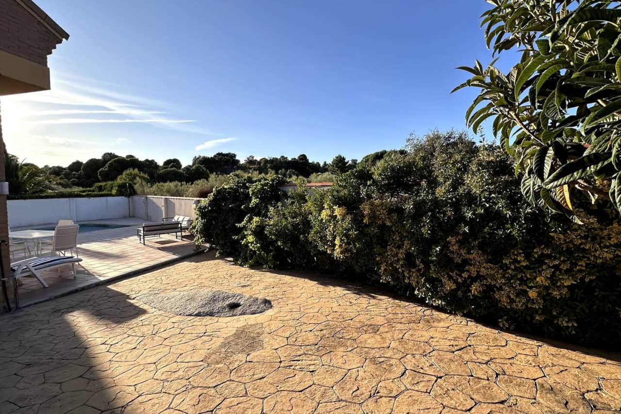 Terraza y jardín con vistas al arbolado