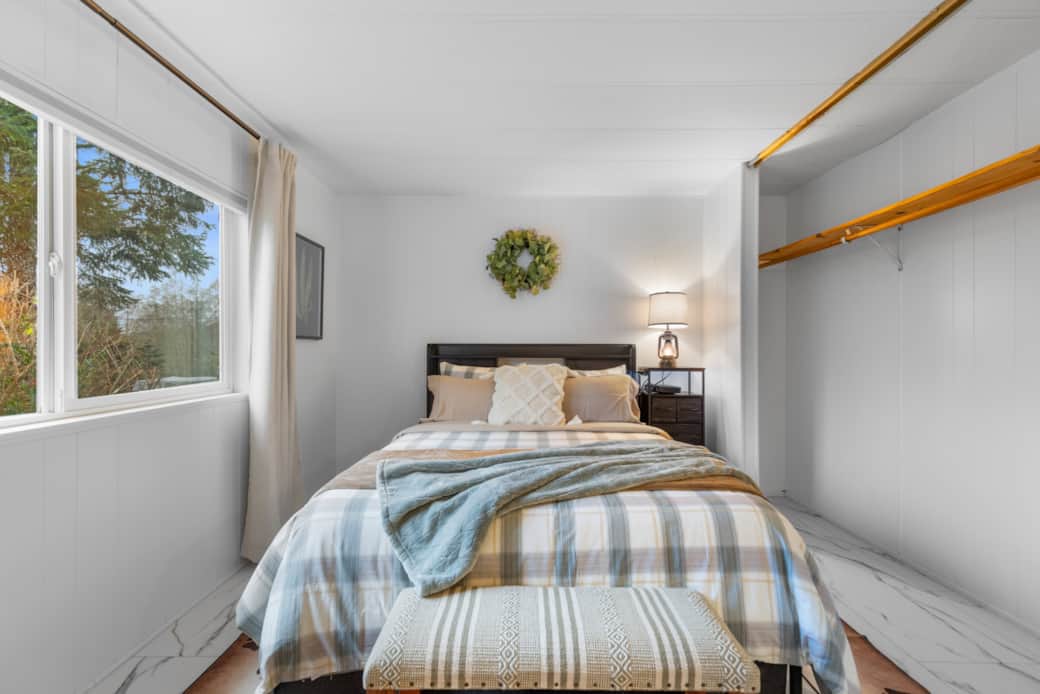 Comfortable bedroom with queen bed Comfortable bedroom with queen bed