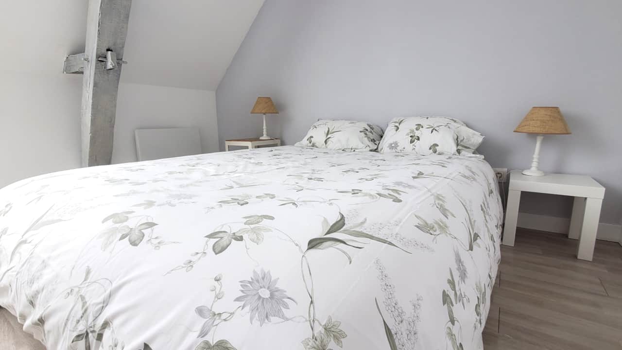 Master bedroom: Cozy 140cm bed