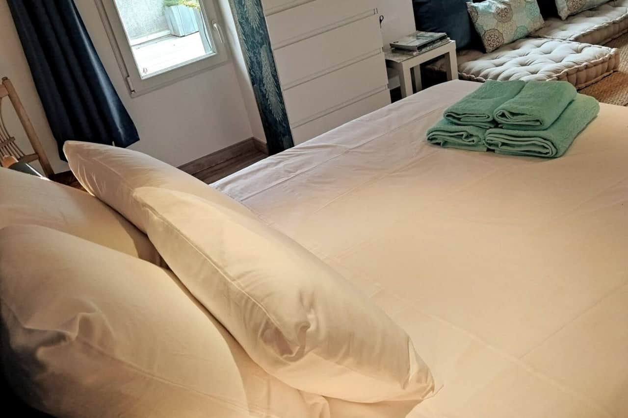 2e étage : chambre "Saphir" climatisée et son lit de 160cm incluant un espace détente