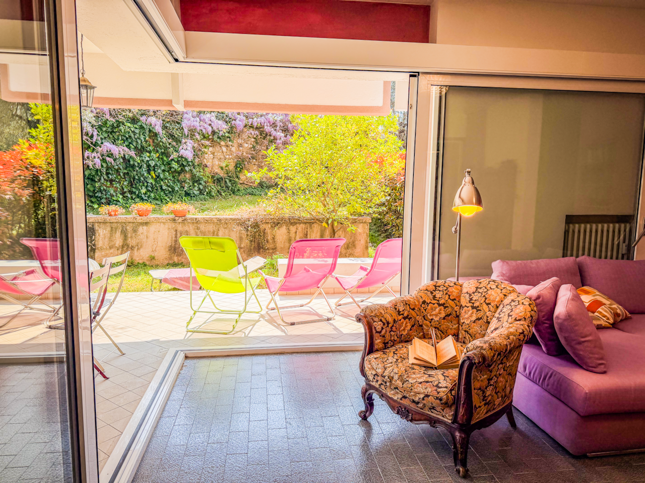 Blick vom Wohnzimmer auf die Terrasse und den Garten