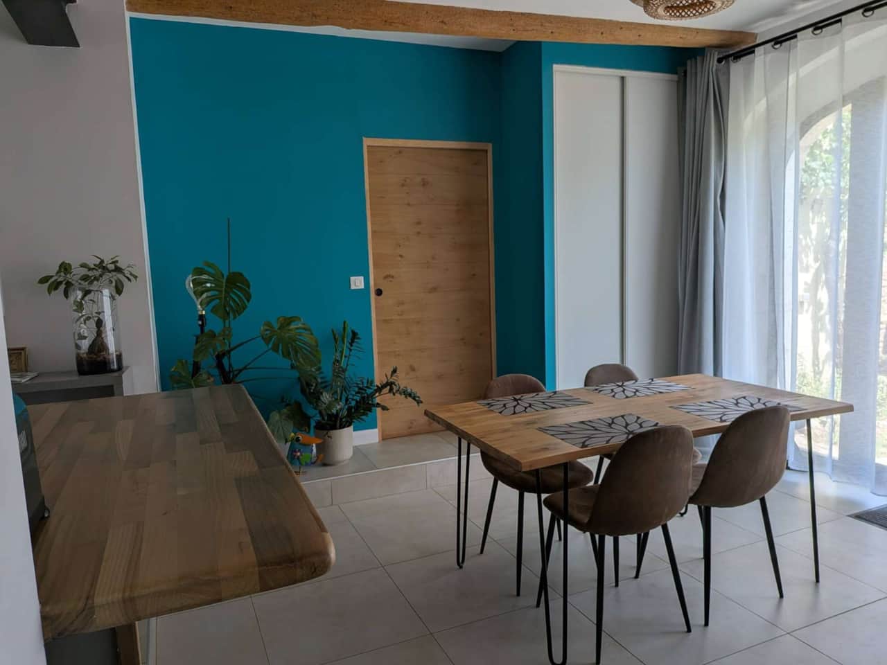 Living room with bar (door leading to the bedroom at the back)