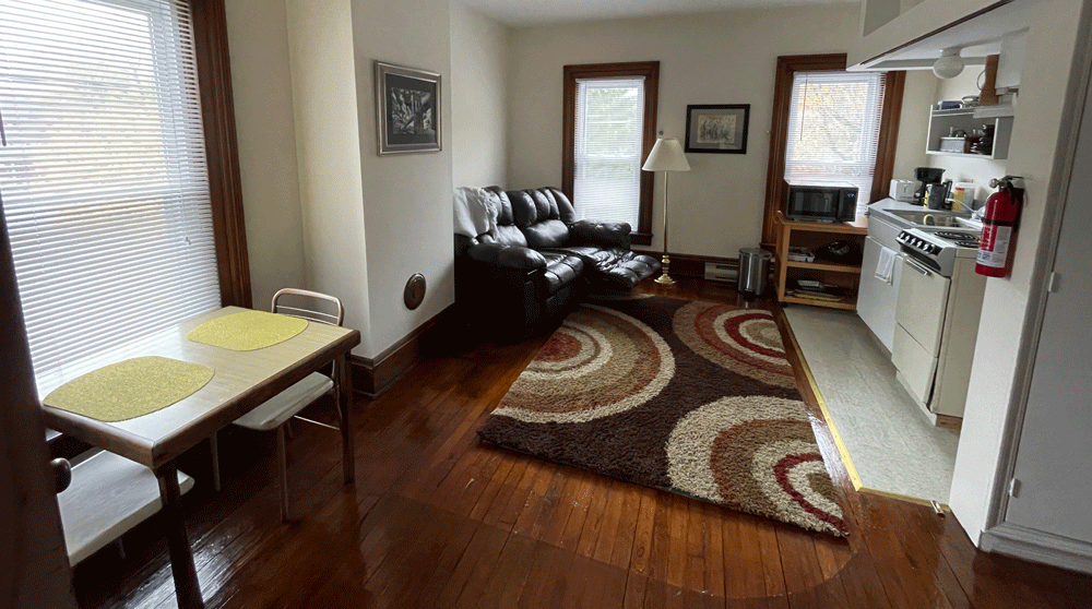 Sitting area with dining table and kitchenette Sitting area with dining table and kitchenette