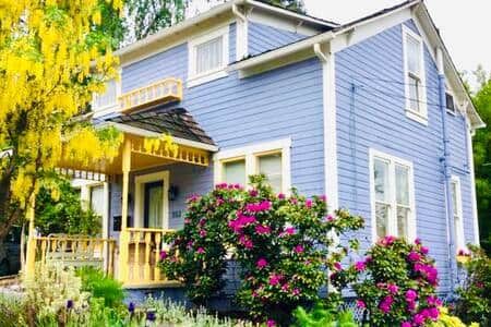 Spring brings all the flowers out to play at this 1907 historic Ashland cottage!