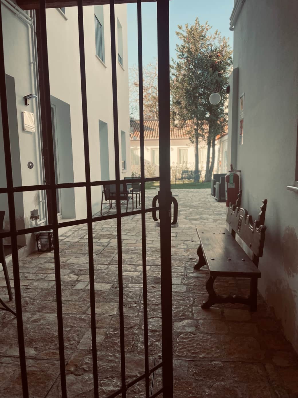 CANCELLO DI INGRRSSO ALLA CORTE CANCELLO DI INGRRSSO ALLA CORTE