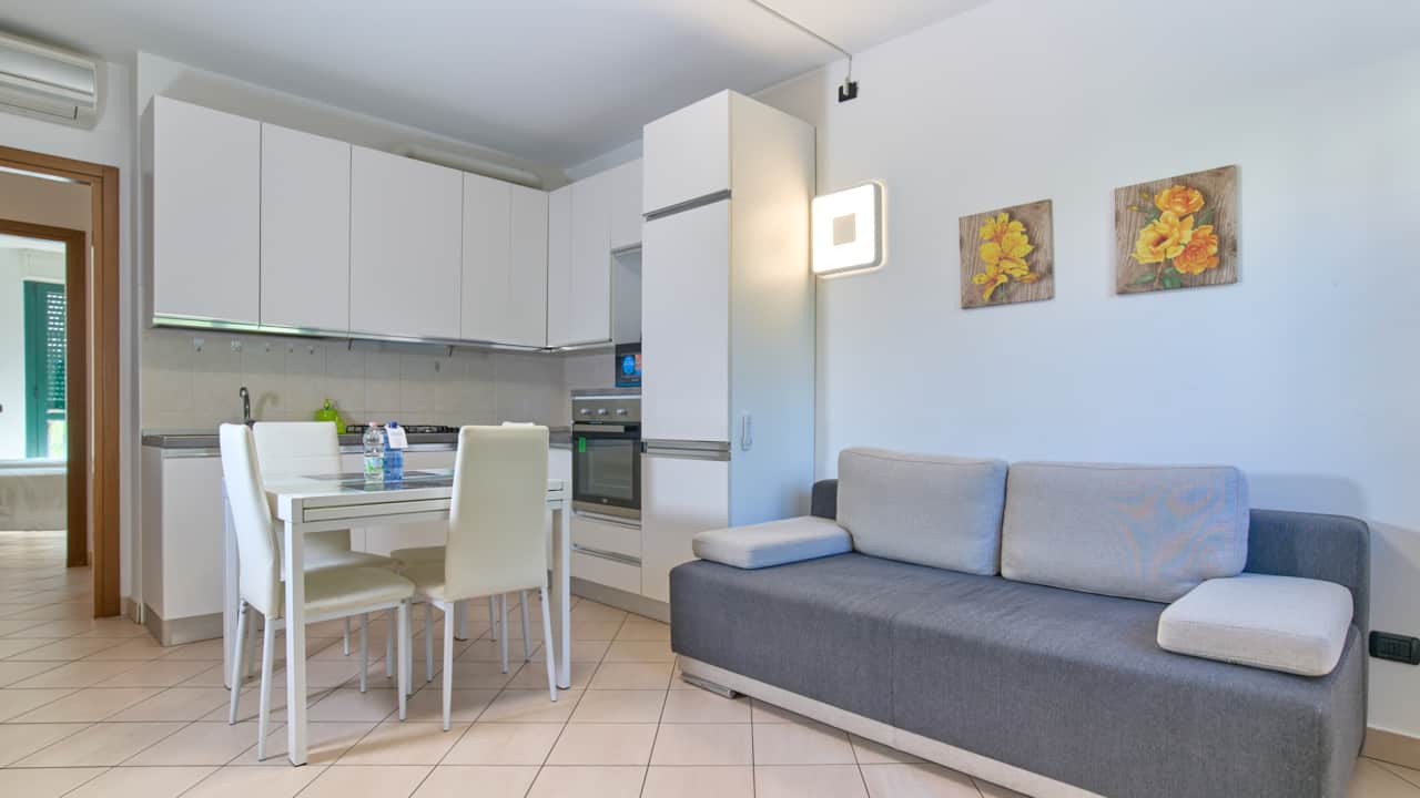 Wohnzimmer mit Schlafsofa