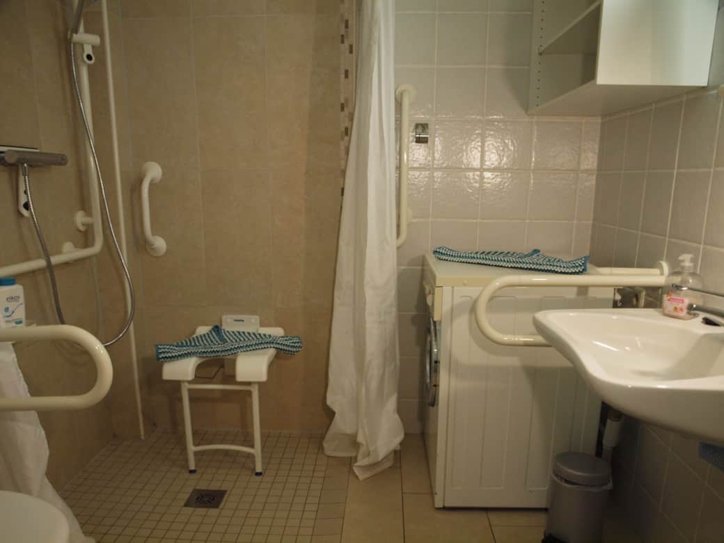 Badezimmer mit Dusche