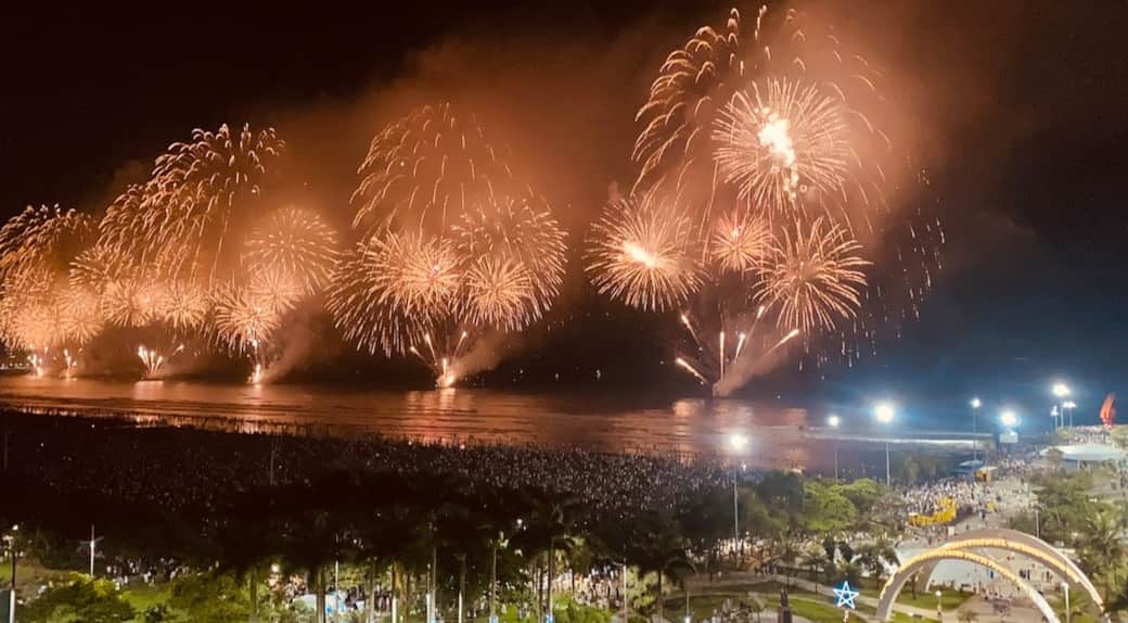 Reveillon em Santos.Vista privilegiada da sacada do apartamento na queima de fogos da cidade em toda orla da praia.  