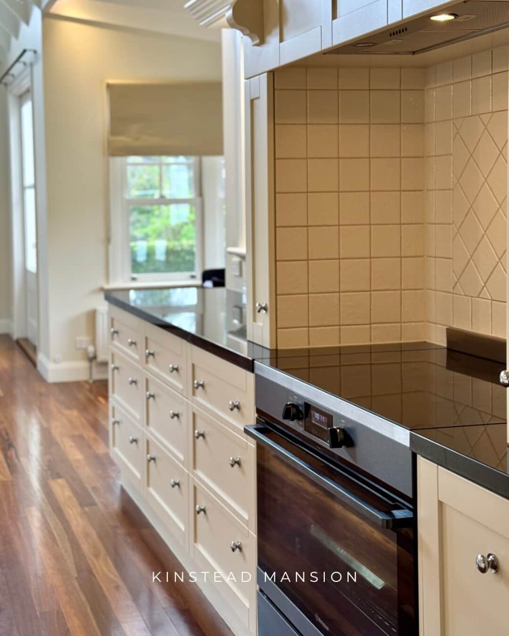 Fully electric range and built-in air fryer oven