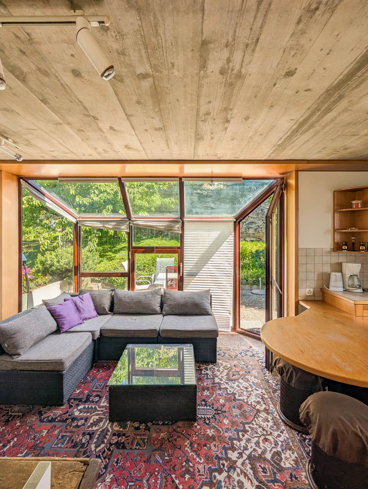 Wohnzimmer und Esstisch