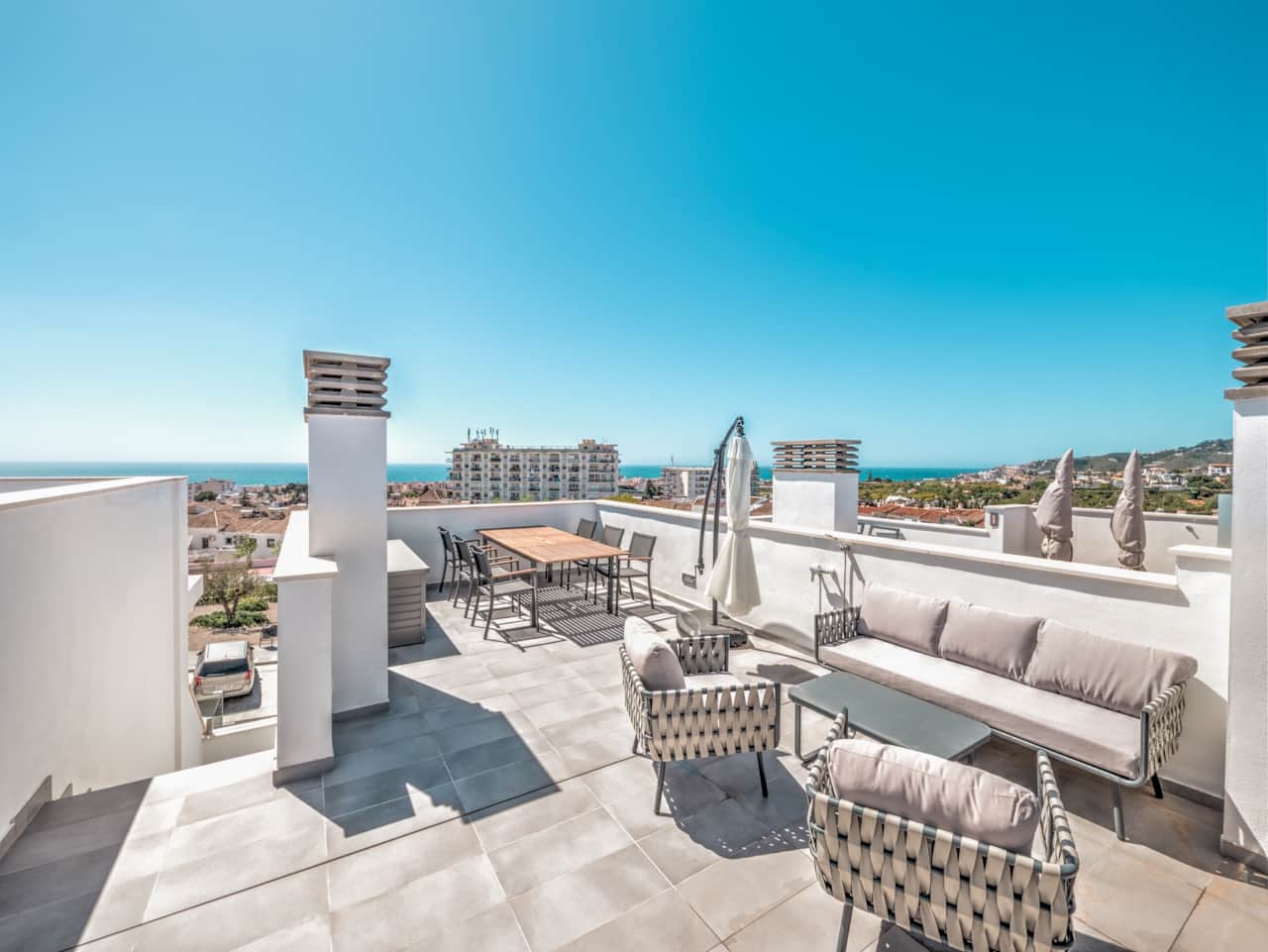 La gran terraza privada en la azotea con vistas al mar.