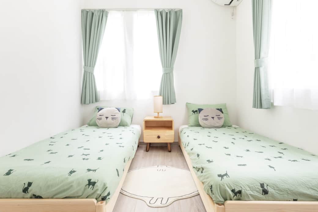 Family friendly twin room cat theme