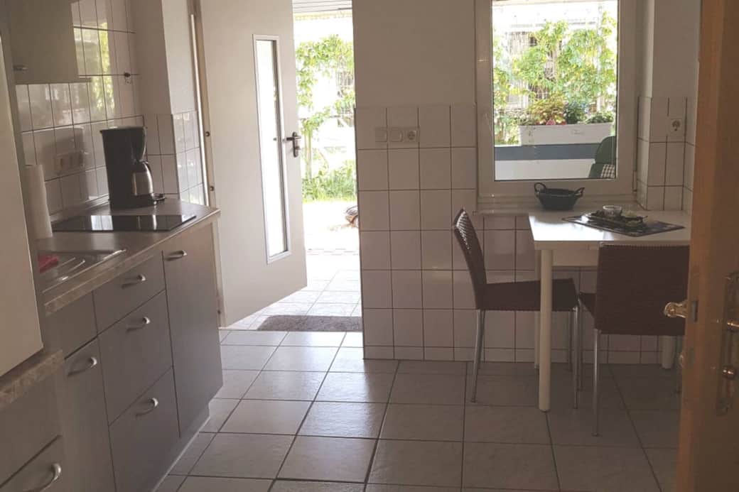 Blick aus der Küche auf die Terrasse