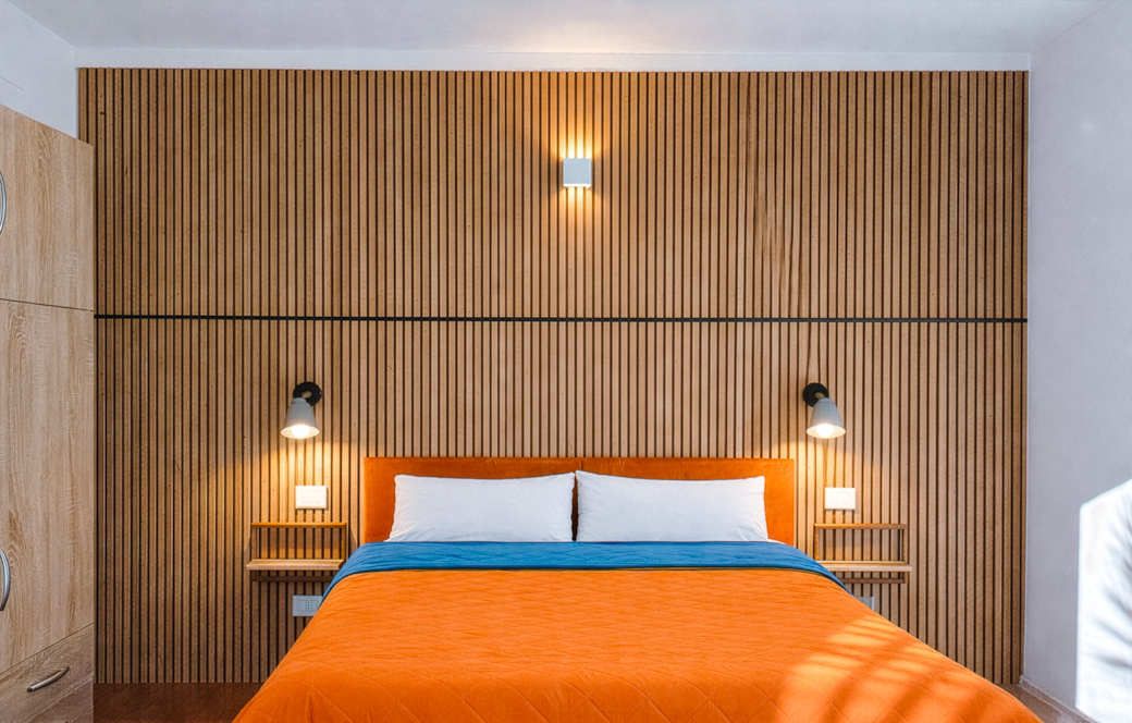 La camera da letto e la nuova parete ristrutturata La camera da letto e la nuova parete ristrutturata