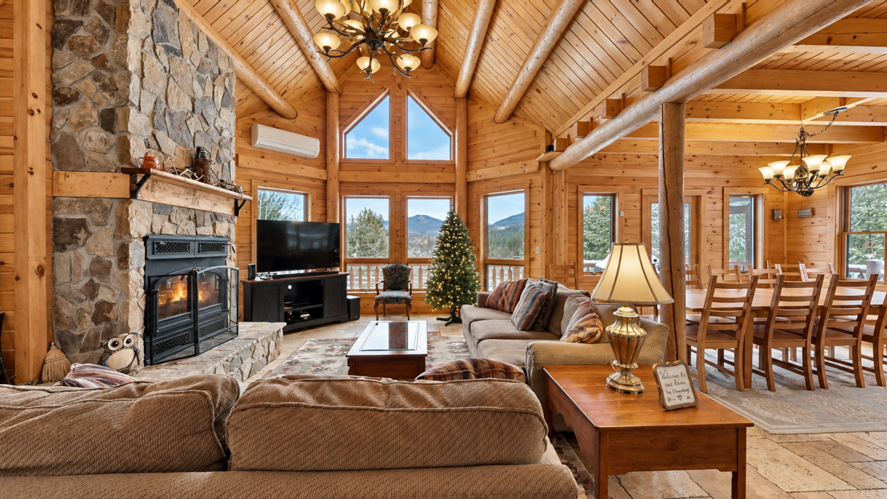 High ceiling great room with the view (winter)