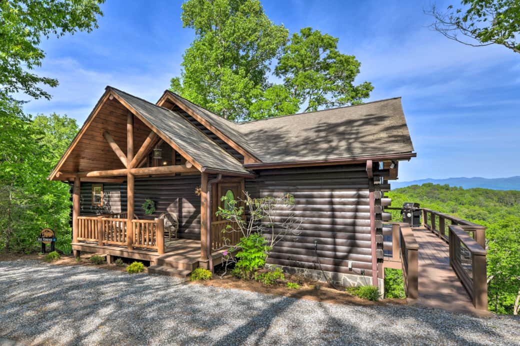 Cabin and parking area. Cabin and parking area.