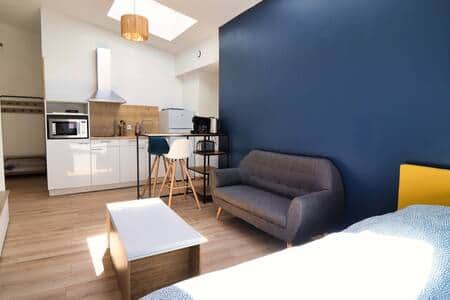 Bel espace salon avec TV connectée, puis de lumière 