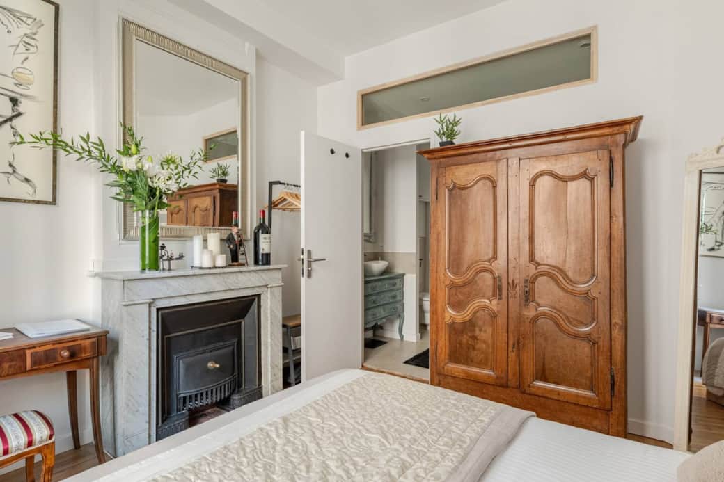 Appartement meublé avec des meubles typiquement français, dont une armoire ancienne de plus de 200 ans, restaurée. Appartement meublé avec des meubles typiquement français, dont une armoire ancienne de plus de 200 ans, restaurée.