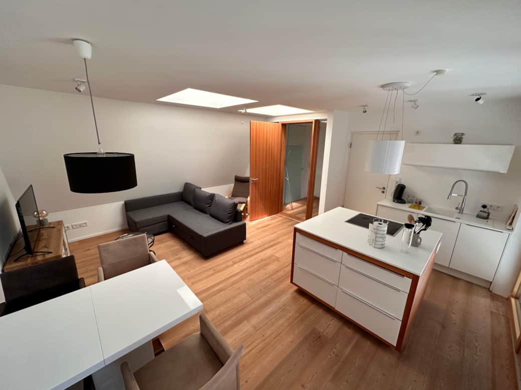 Küche mit Wohn- und Esszimmer