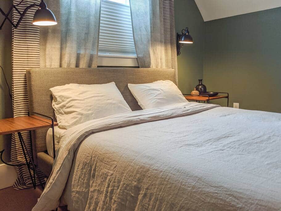 Upstairs bedroom - Queen Bed