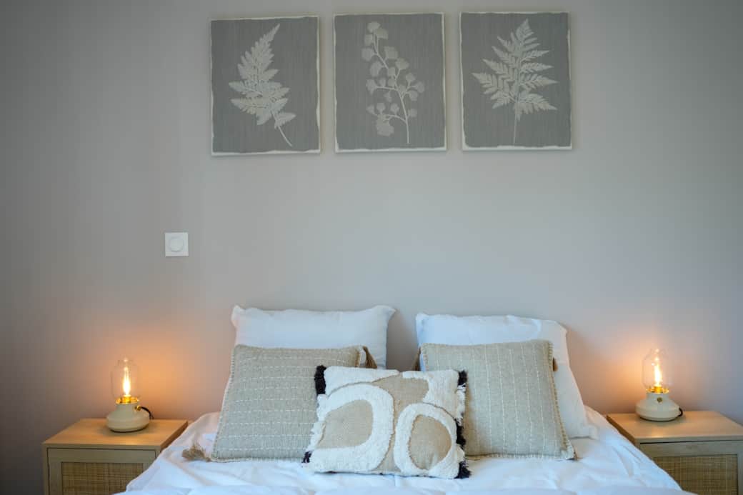 L'une des deux chambres, comprenant deux lits simples.