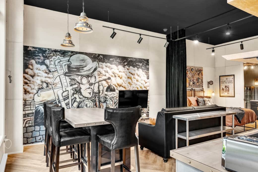 -Un grand îlot convivial accueille jusqu’à 4 personnes 
-Salon confortable et fonctionnel
-Cuisine entièrement équipée et fonctionnelle.