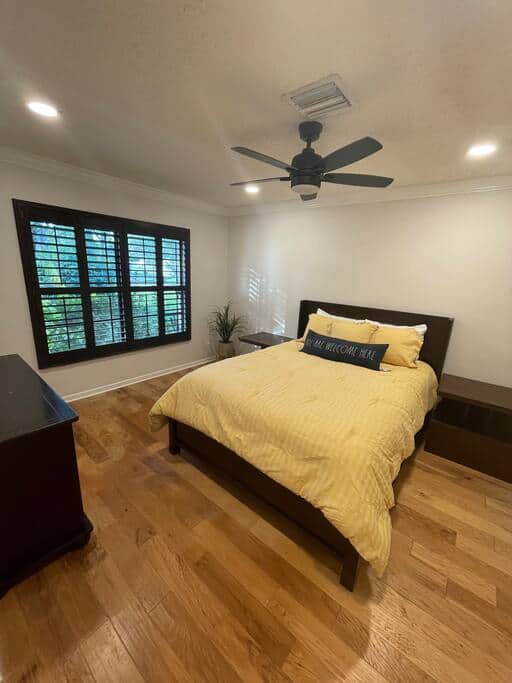 2nd bedroom  with queen bed