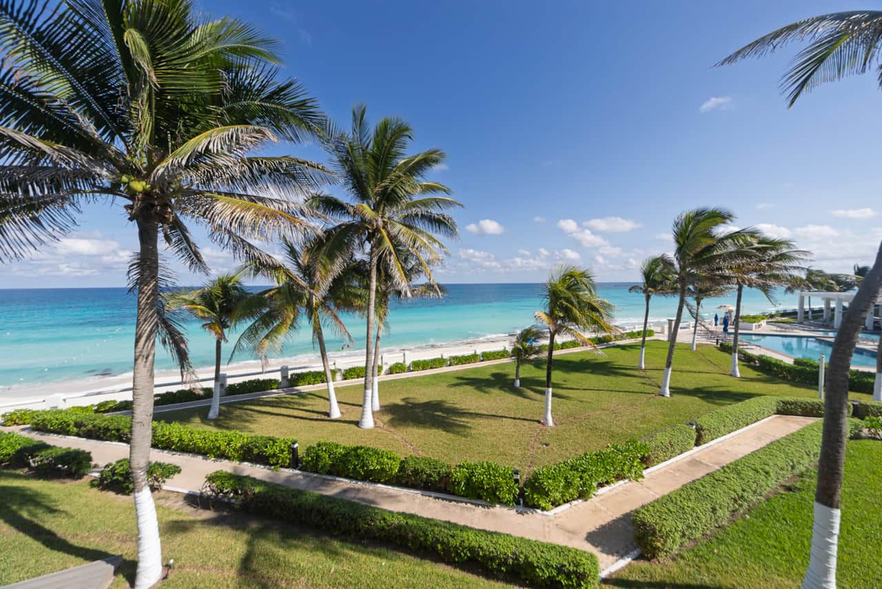 Beachfront villa exterior, Villas Nizuc 29, Cancún Hotel Zone