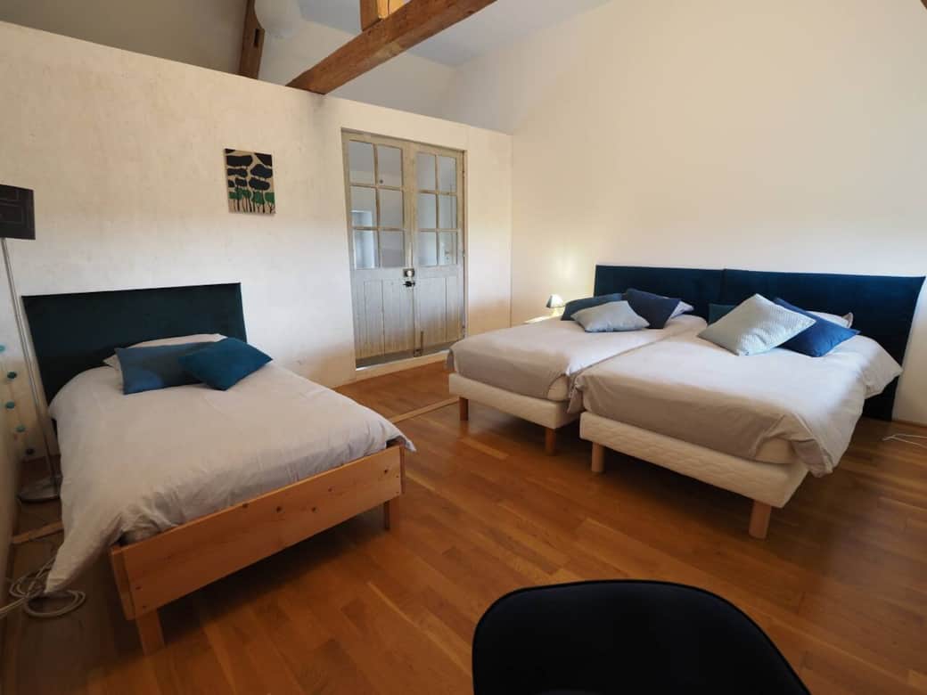 Chambre L (3 couchages) 
salle d'eau attenante