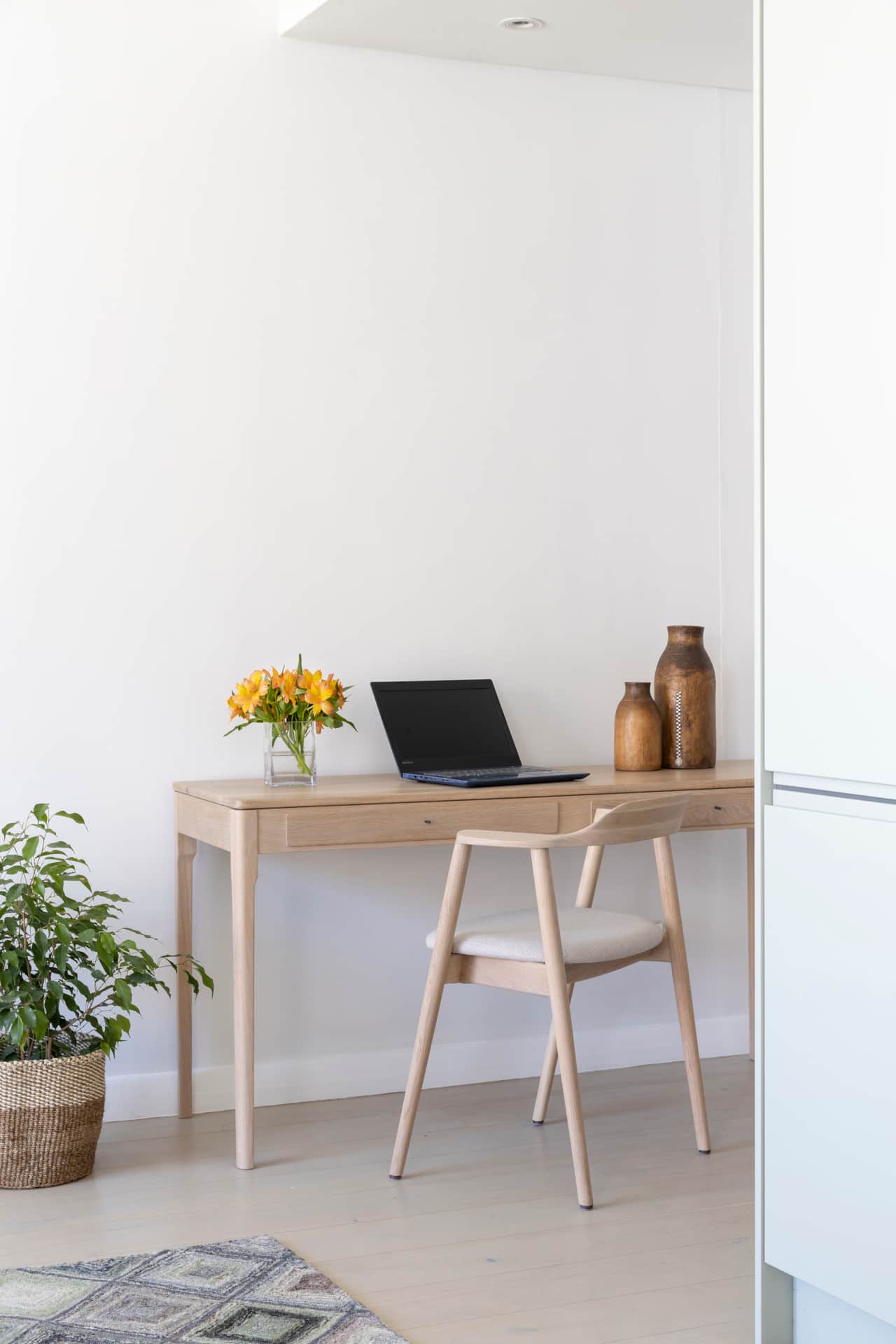 Dedicated workspace with screen available