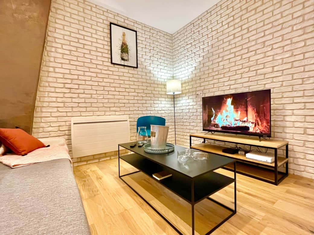 Le salon de l'appartement Arthys Logement à Reims par La Conciergerie Des Sacres