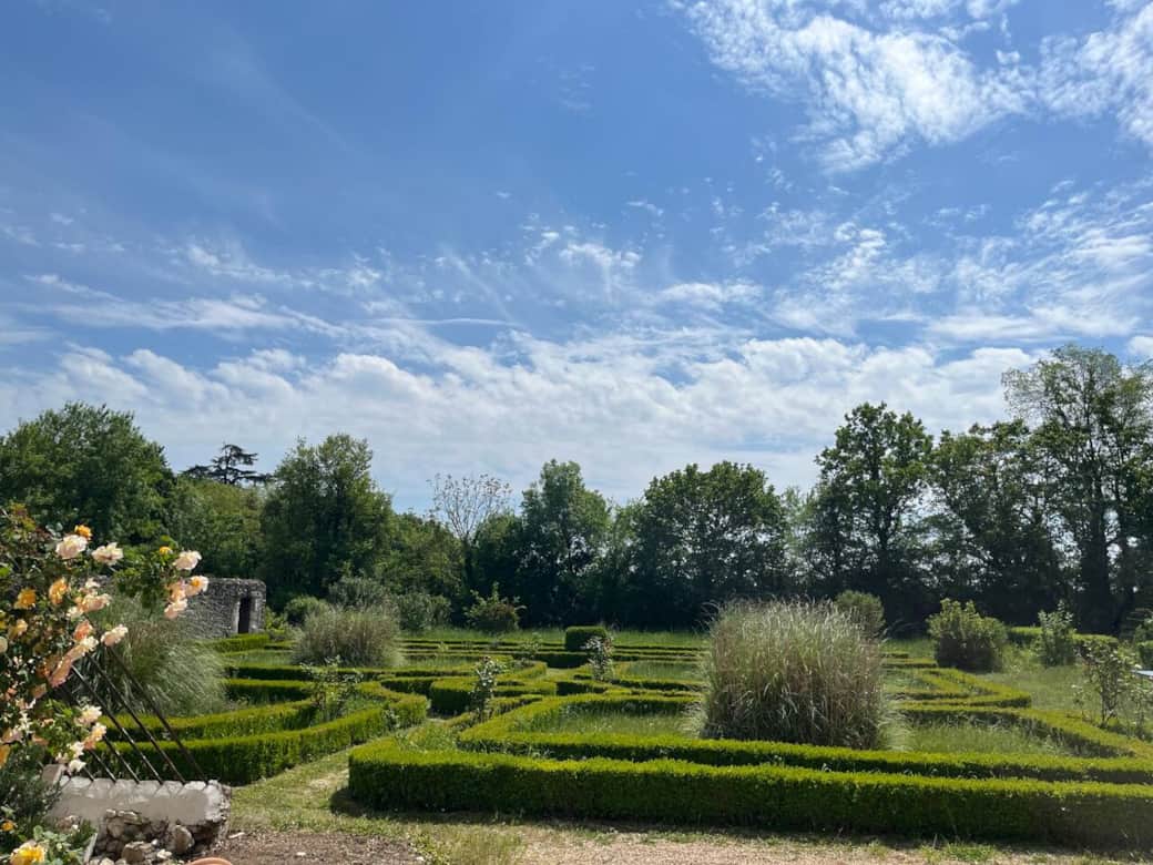 Grand terrain de 20 hectares avec piscine et jardin français 