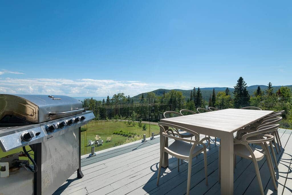 Galerie avec mobilier et barbecue à gaz