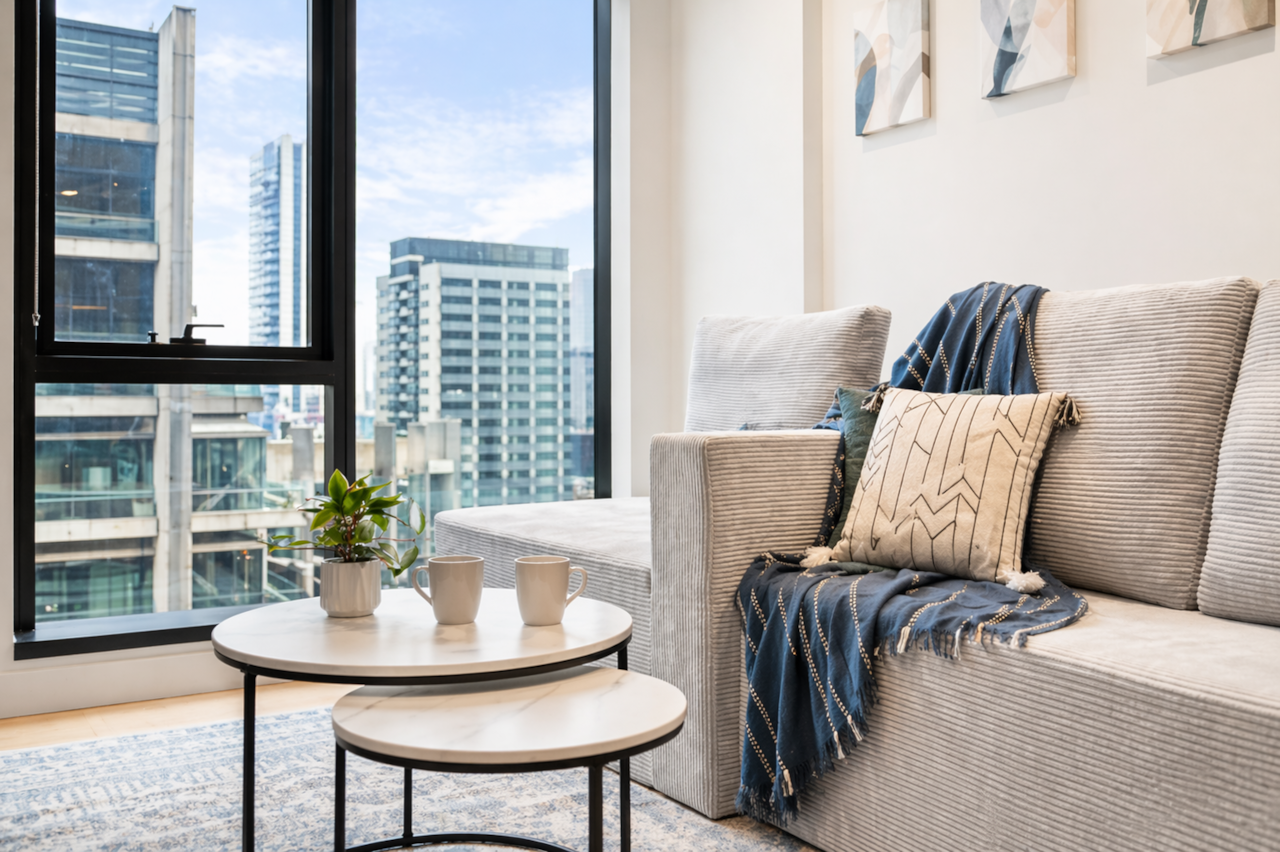 BNBIFY Melbourne CBD Apartment – Living Room with City Views