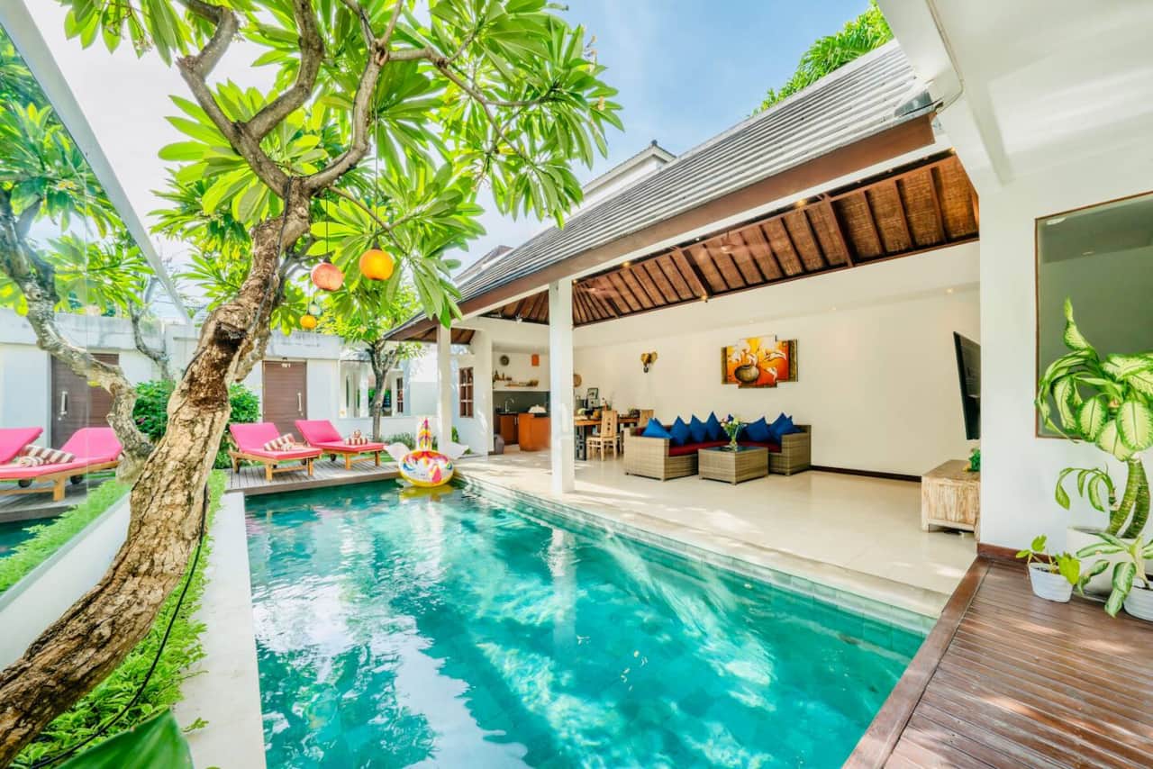 Bright Open Living with Poolside Access – Villa Olli