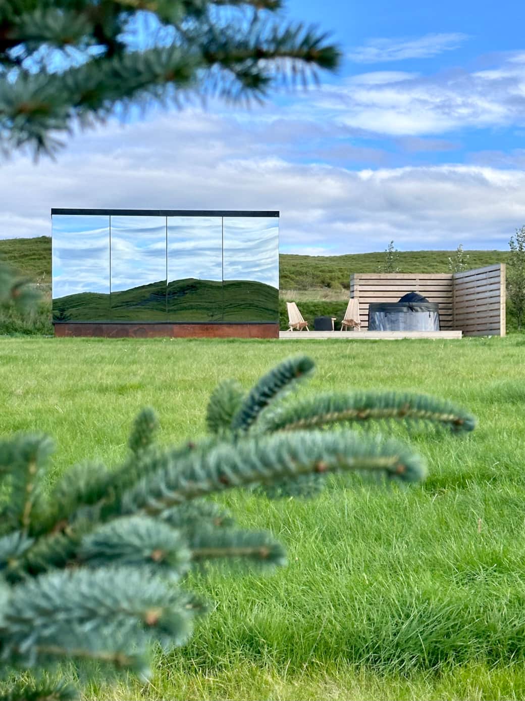 Unwind in a mirror house that blend into the landscape – You’ve earned this view Unwind in a mirror house that blend into the landscape – You’ve earned this view