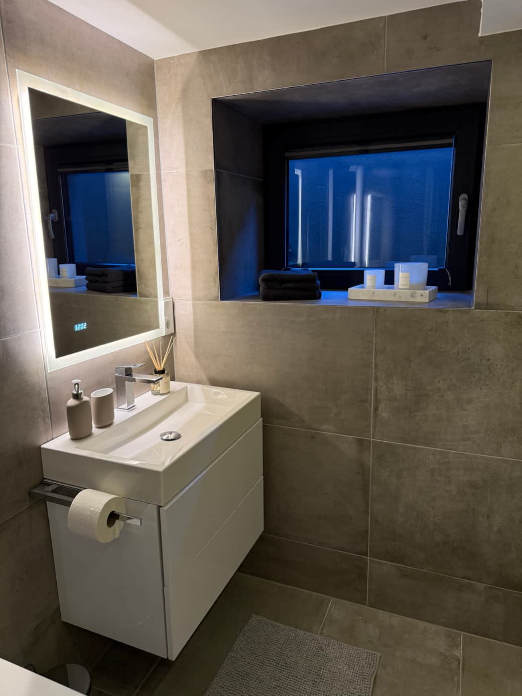 Badezimmer mit Fenster