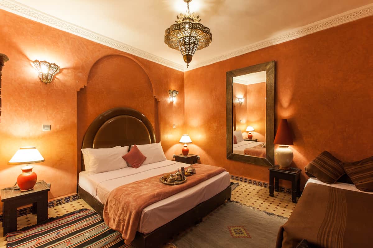 Junior Suite Orange lumineuse aux accents safran du Riad Shemsi