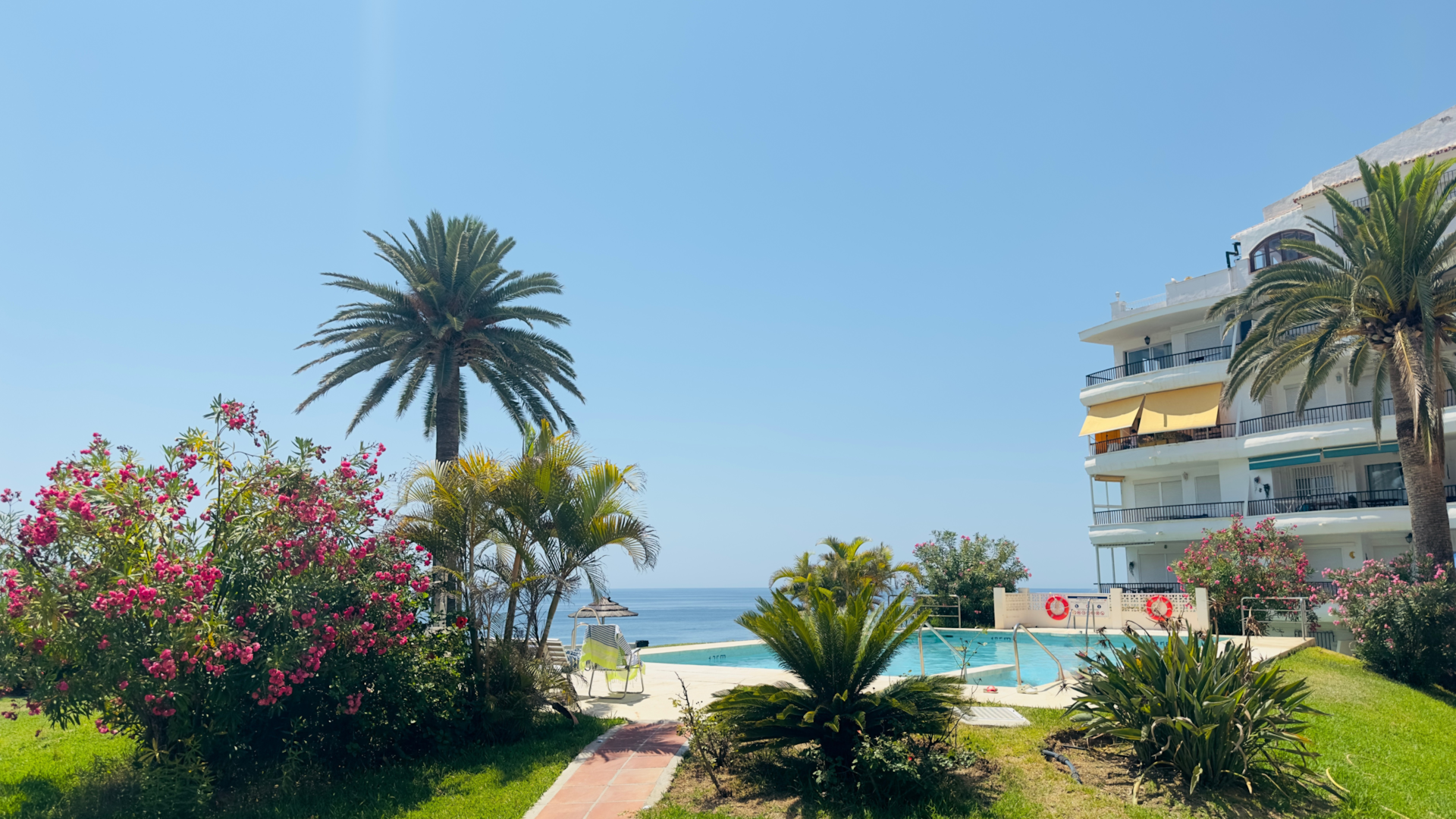 Jardín con piscina privada y vistas al mar, apartamento vacacional en Nerja Costa del Sol