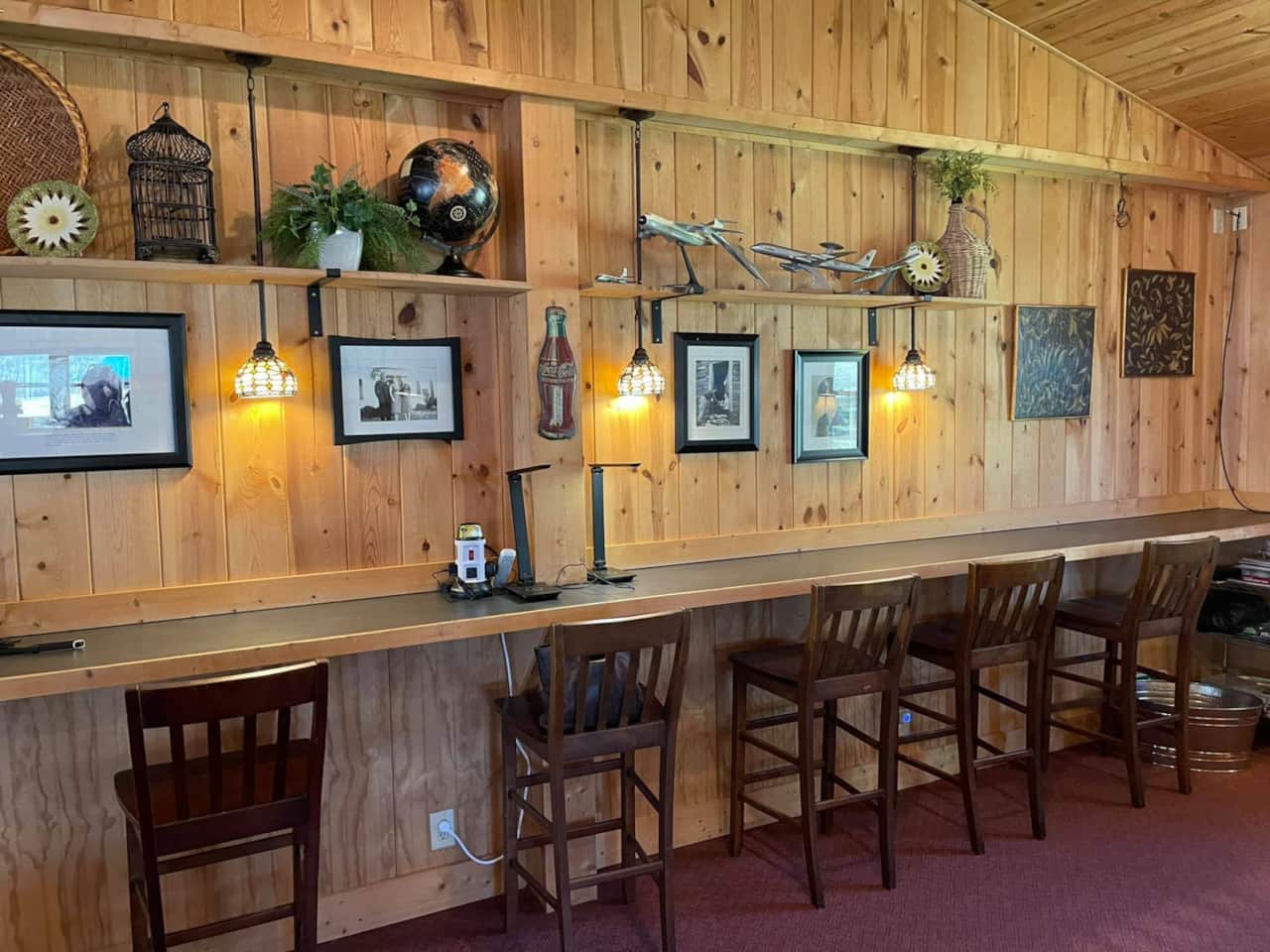 Kennedy creek tavern and eating area