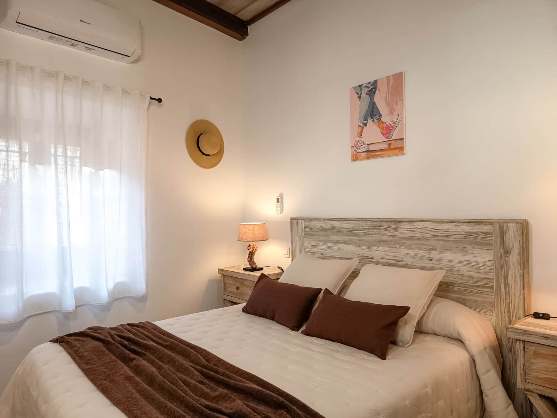 Dormitorio principal con cama doble y aire acondicionado en casa rural en Polán (Toledo)