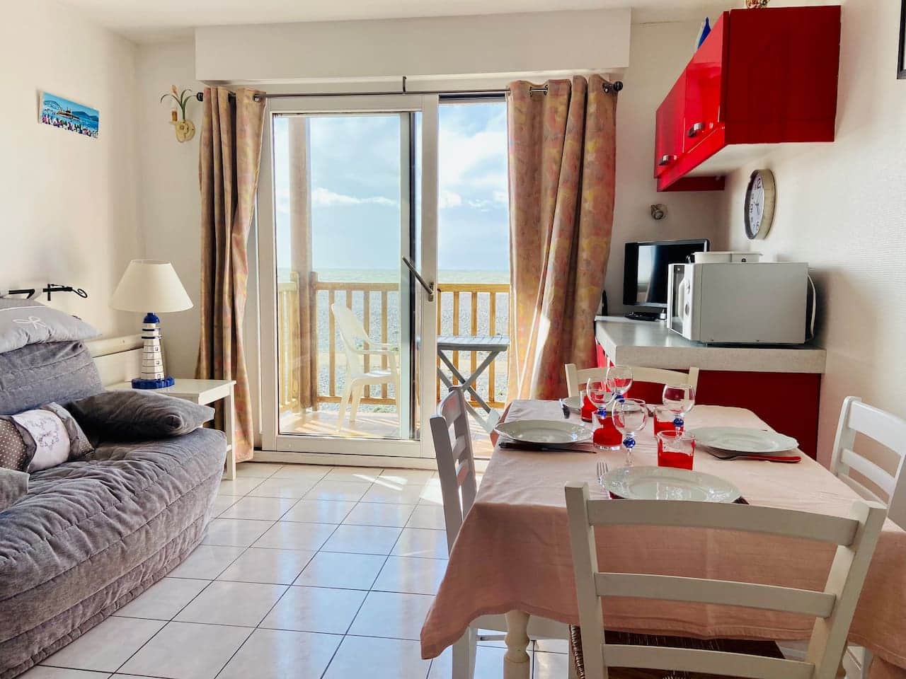 Coin repas avec vue mer