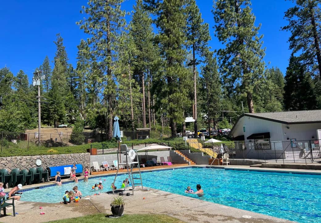 Lodge Lake Pool, 2 minutes from cabin 