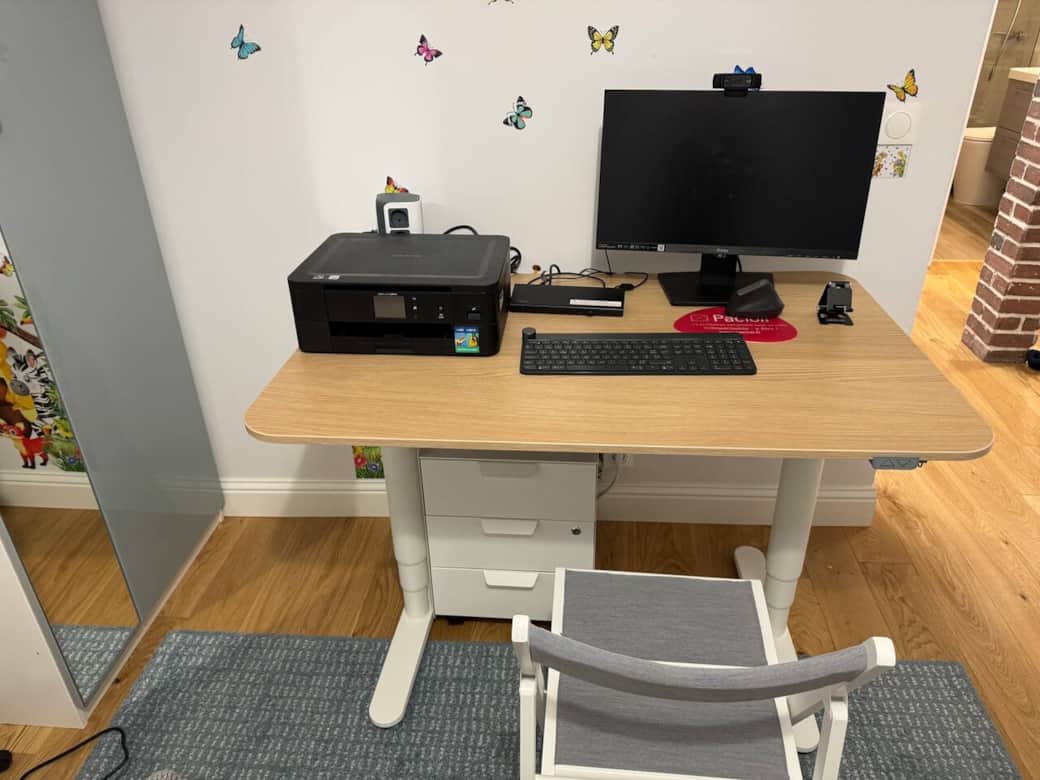 pour travailler : un écran (24 pouces), clavier, souris et imprimante !