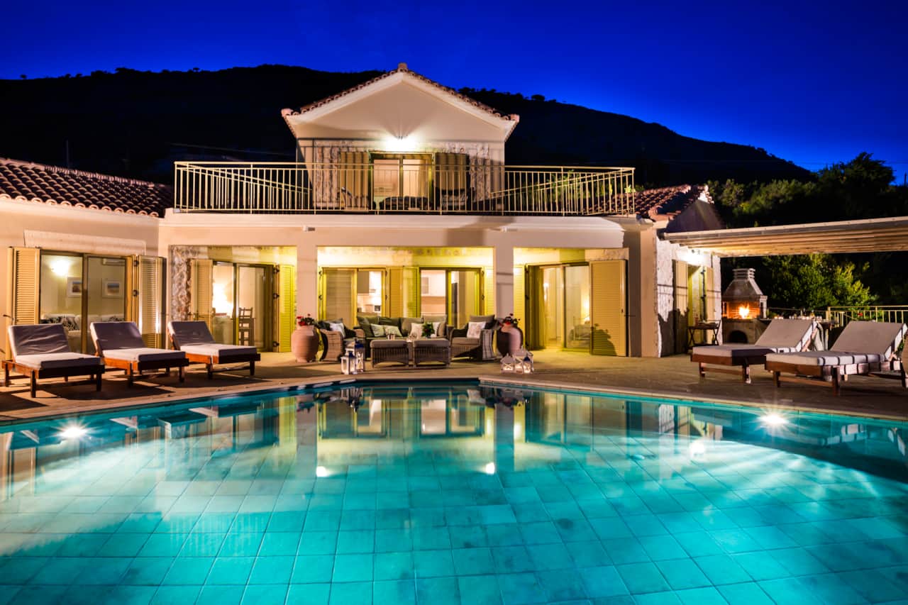 Villa Lemoni at night