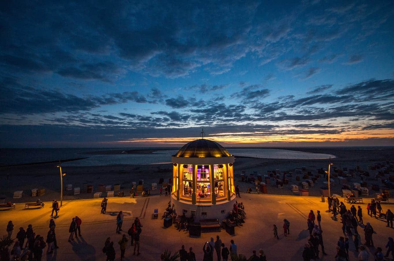Musikpavillon an der Strandpromenade zur Blauen Stunde