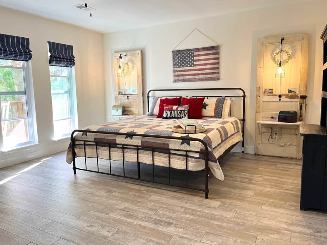The spacious Americana Room is fit for a king.